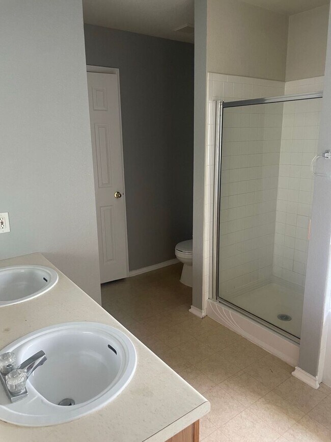 Building Photo - 4 bedroom 2 bathroom house! HOUSING ACCEPTED!