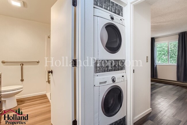 Building Photo - **New Price + Exclusive First Month Incent...