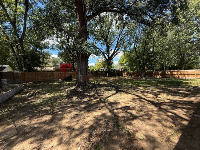 Building Photo - 111 N Gatewood Dr