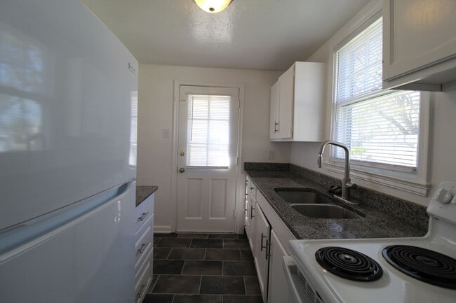 Building Photo - April FREE On This 2 Bedroom Duplex in North Kansas City