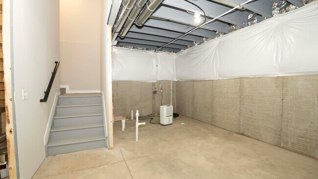 Building Photo - 1717 Longhill Dr