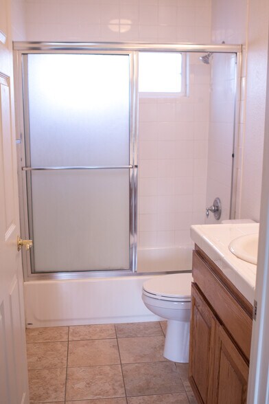 Master Bathroom (en suite) - 1953 Marie Ave