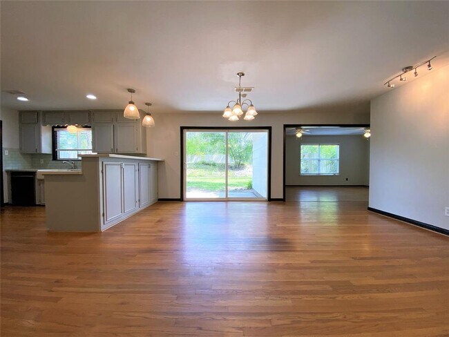 Building Photo - 5242 Beechnut St
