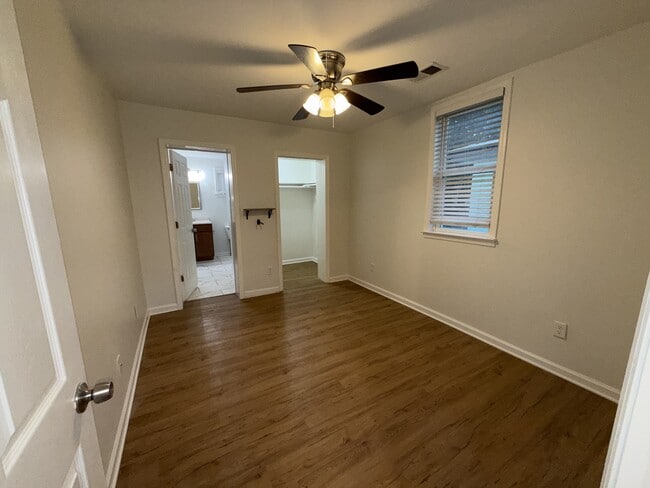 Building Photo - 212 Romney St