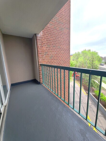 Building Photo - 1 S Point Dr