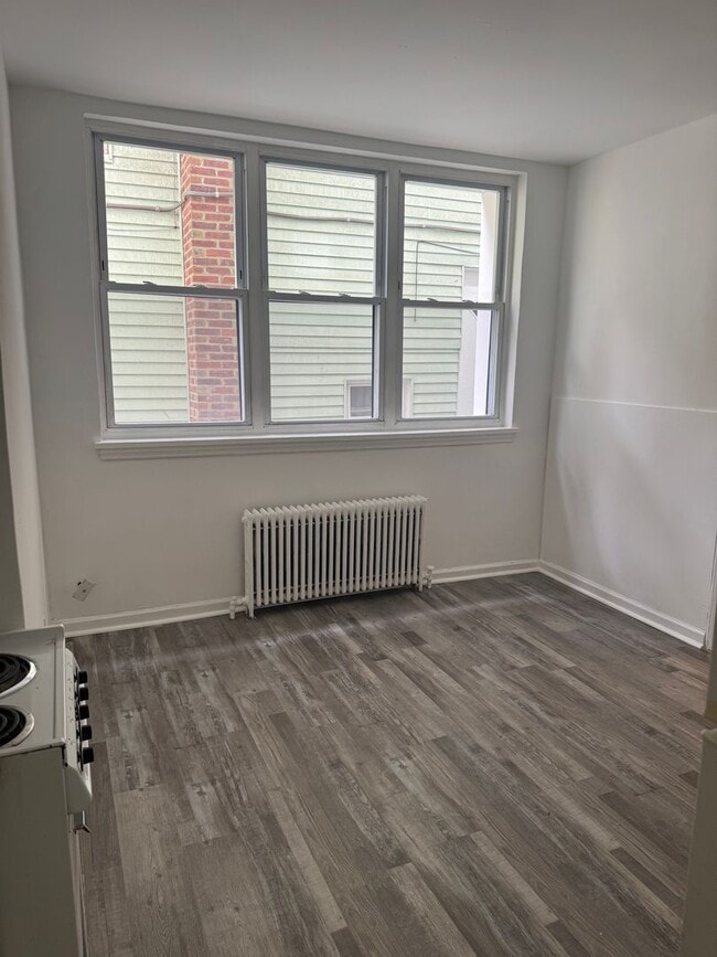 Building Photo - Studio, 1 bathroom apartment ready for move in!