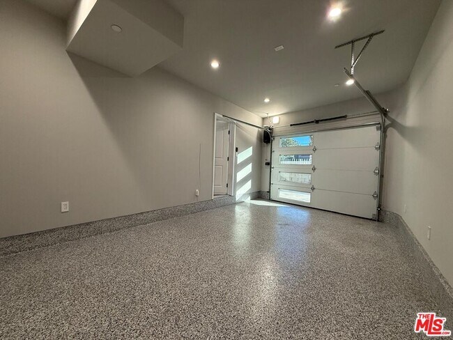 Building Photo - 9904 Laurel Canyon Blvd