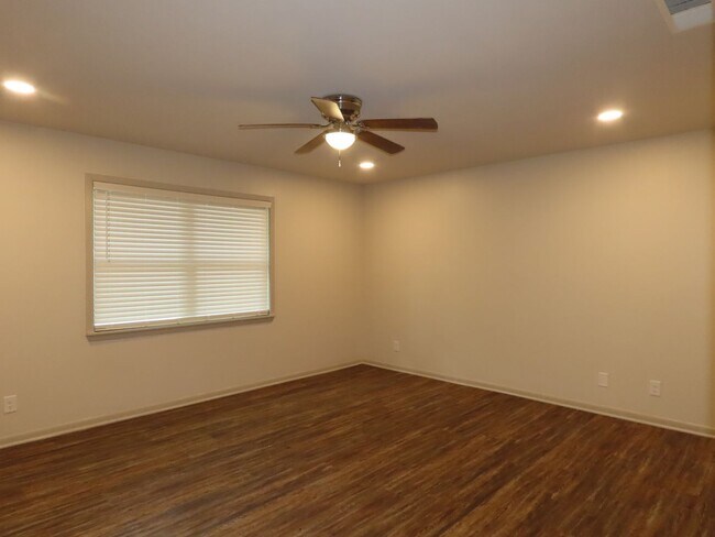 Building Photo - Updated 5 bedroom, 3 bathroom home in Tyle...