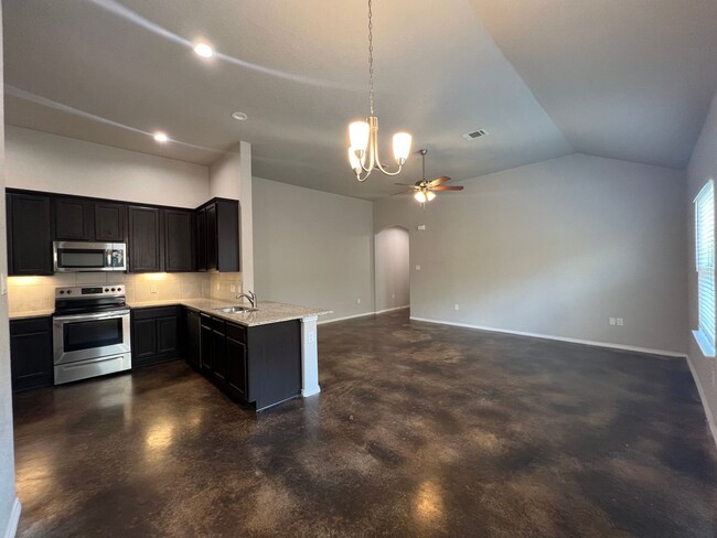 Building Photo - Luxury 3/2 Duplex in Seguin, Texas