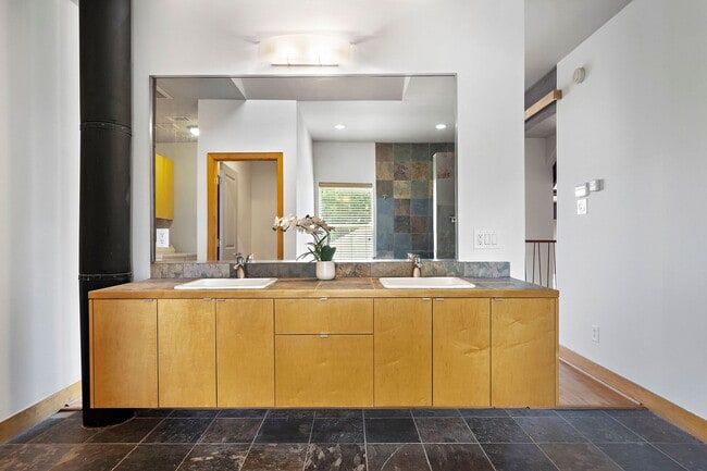 Building Photo - 1414 Rosewood St