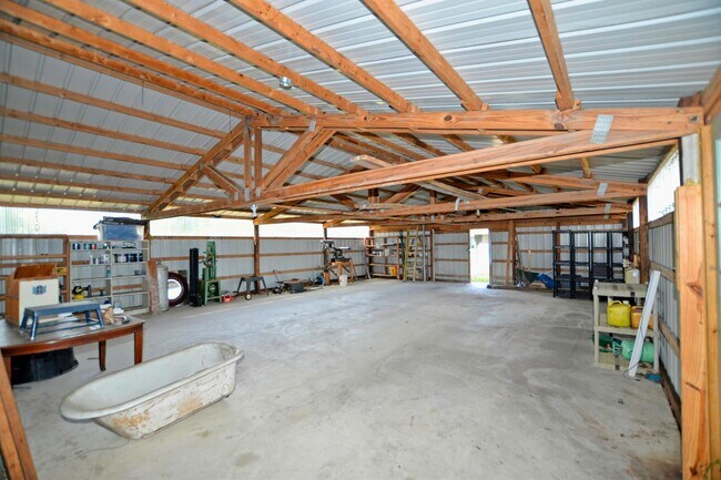 Building Photo - 4 bed 2 bath home