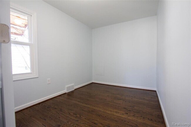 Building Photo - 1308 E Milton Ave