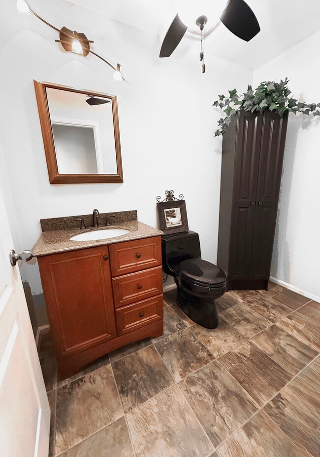 Building Photo - 1504 E Leslie Ave