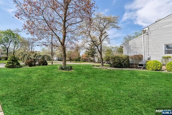 Building Photo - 542 Nagle St