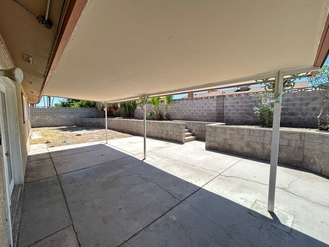 Building Photo - Single Story Home 5-Beds 2-Bath No HOA!