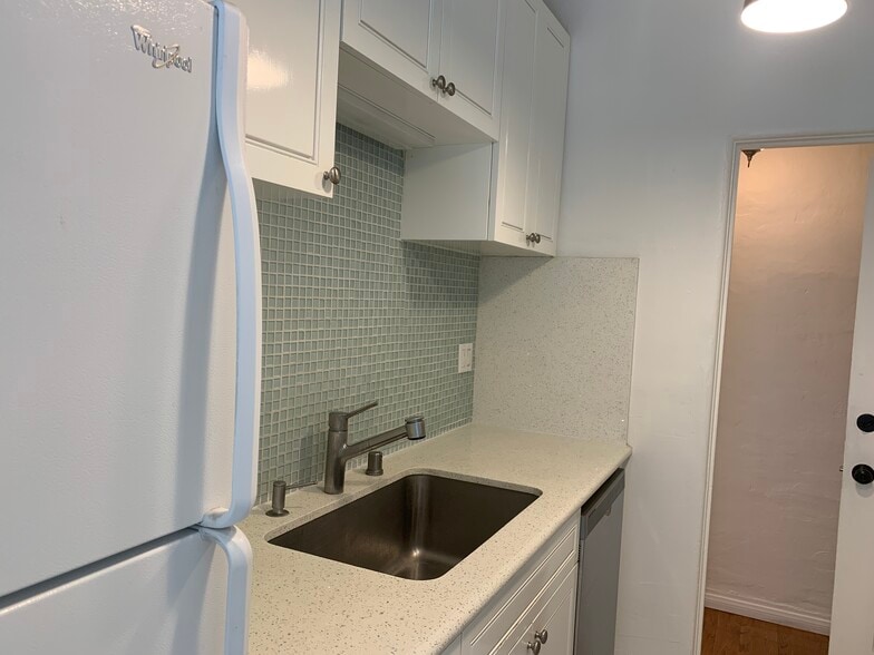 Building Photo - 802 N Sweetzer Ave