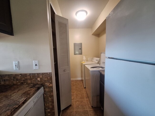 Building Photo - Brick 2 bedroom condo near the water