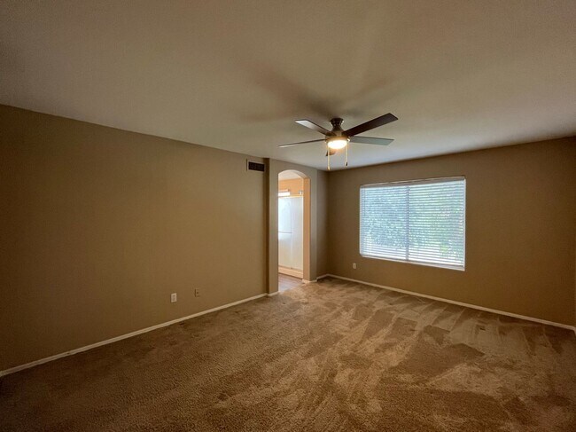 Building Photo - 4 Bedroom Home Near N McQueen Rd and E Cha...