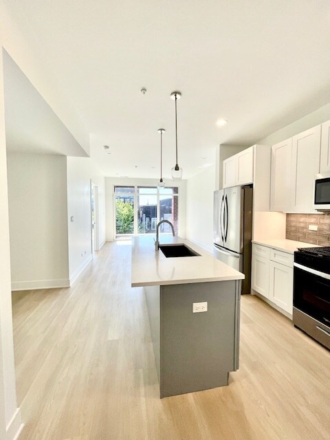 Building Photo - 3355 N Southport Ave