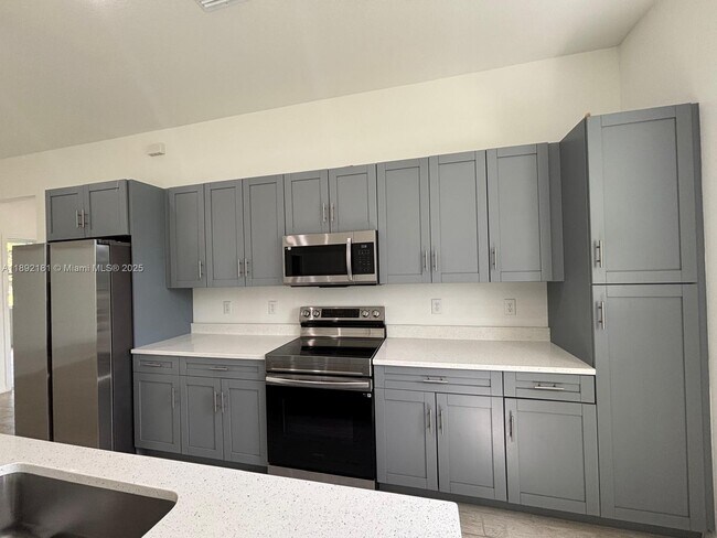 Building Photo - 1018 Maddock St E