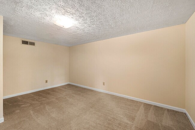 Building Photo - 670 Highland Ct