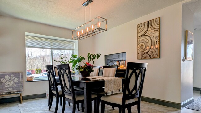 Building Photo - 2 Bed 1.5 Bath Condo