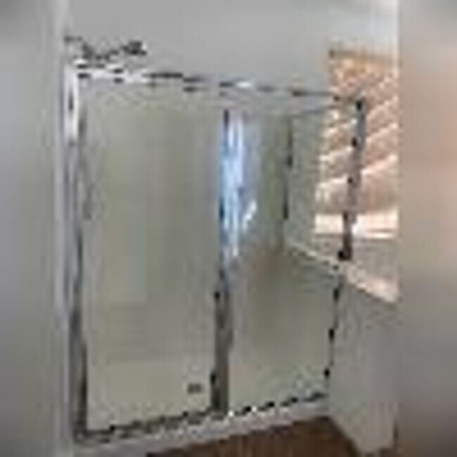 Building Photo - 4 Bedroom, 2 1/2 Bath Available Now!