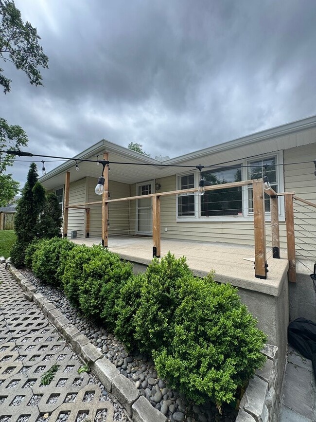 Building Photo - 3 bed, 2.5 bath home with spacious layout and oversized den/bonus room. Features include a fully ...