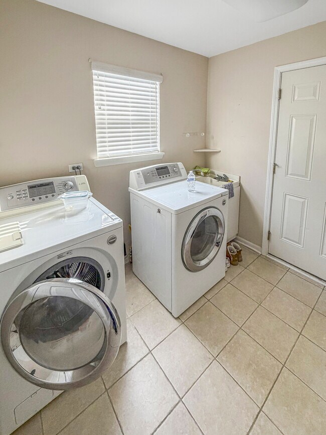 Building Photo - 1387 Prescott Dr