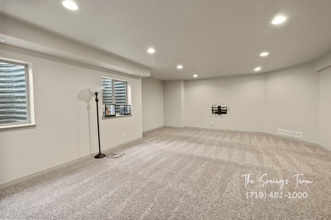 Building Photo - BEAUTIFUL 4BD + OFFICE MAIN-LEVEL LIVING H...