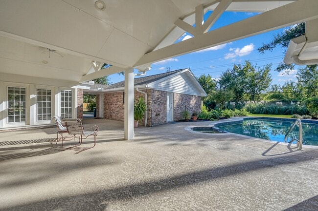 Building Photo - 26926 Maplewood Dr