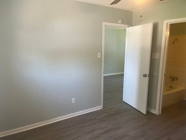 Building Photo - 214 E Reagan Ave