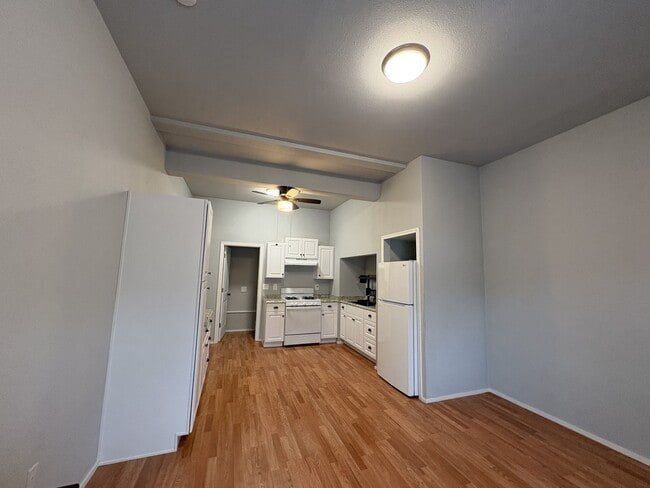 Building Photo - 141 E Fairfield Ct