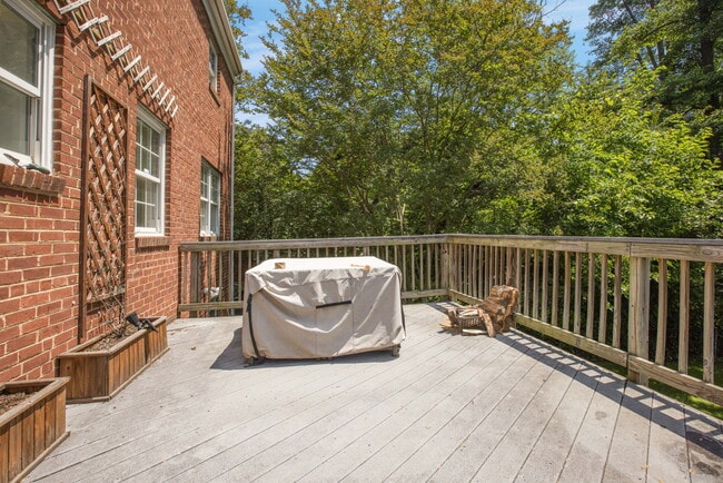 Building Photo - 2509 Crest Ave