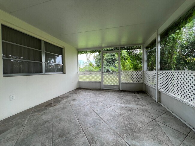 Building Photo - ** Annual ** 2 Bed / 2 Bath ** Single Family Home ** Conveniently Located ** $1,395