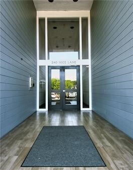 Building Photo - 240 Nice Ln