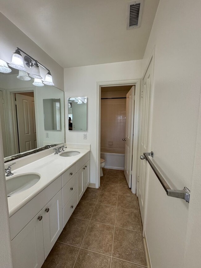 Building Photo - Stunning  3-Bedroom/2.5-Bath - $4000.00 Lo...