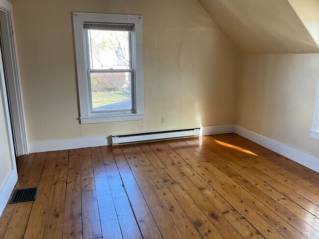 Building Photo - 190 Church St