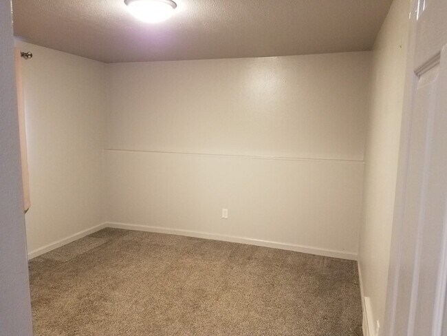 Building Photo - House For Lease