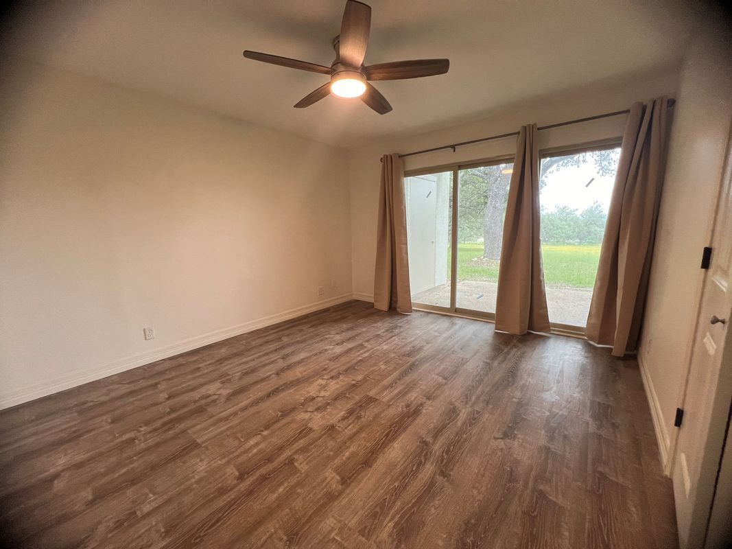 Building Photo - 1033 Parkview Dr
