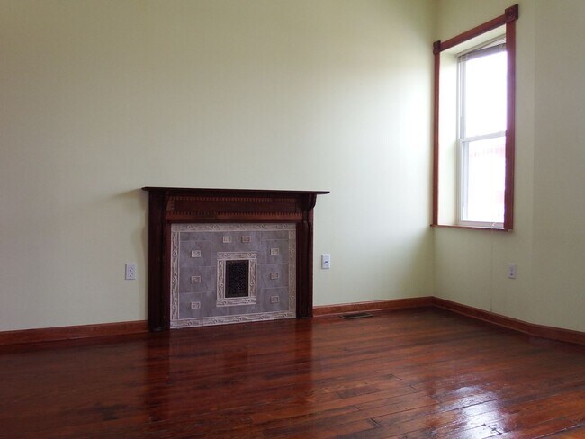 Building Photo - Beautiful Renovated Four bedroom Townhome