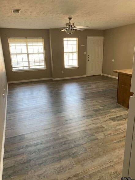 Building Photo - 113 Elm Creek Dr