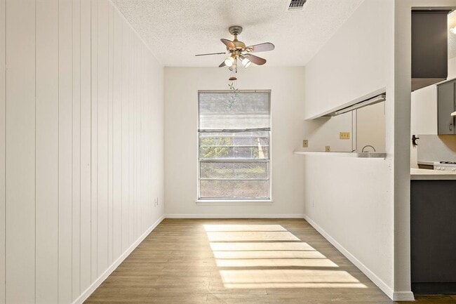 Building Photo - 2402 Cottonwood Dr