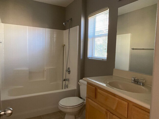 Building Photo - 2 Story 2 brm 2 1/2 bath 1 car garage home