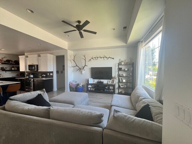 Building Photo - Stylish 3 Bedroom Home with Spacious Layout
