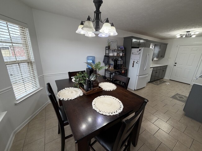 Building Photo - 2418 Canterbury Ln