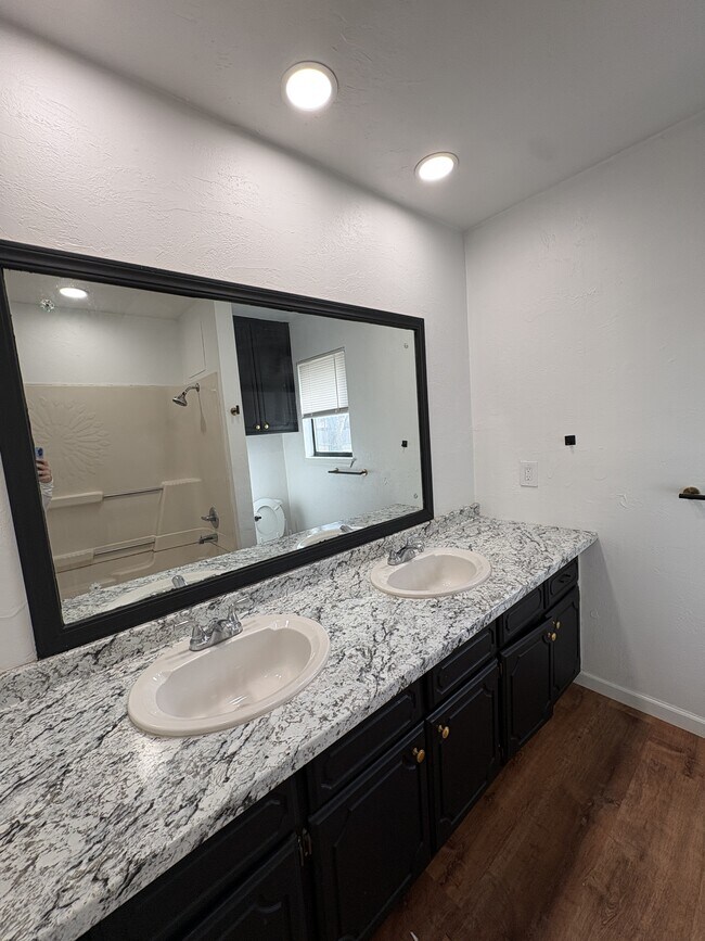 Building Photo - 403 S Hillcrest St