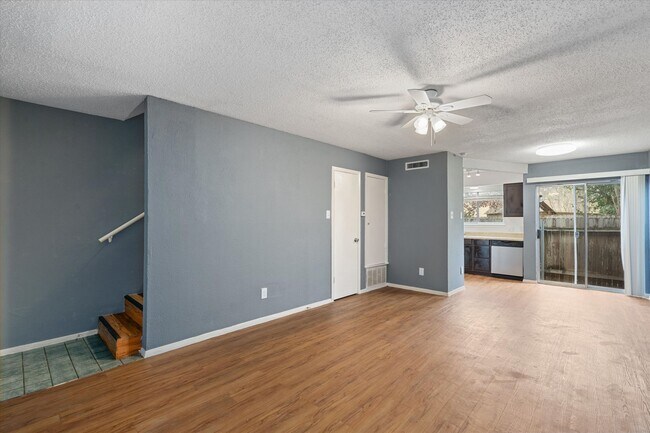 Building Photo - Perfectly Located Townhome in South Austin