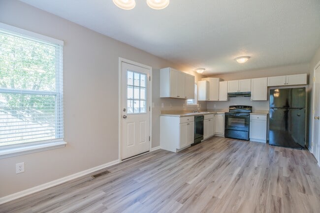 Building Photo - 484-486 Applegate Ln