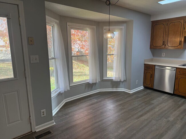 Building Photo - Charming 3 Bedroom, 1.5 Bath Ranch-Style Home